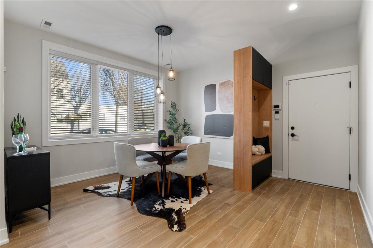 3653 W Barry Avenue 1W