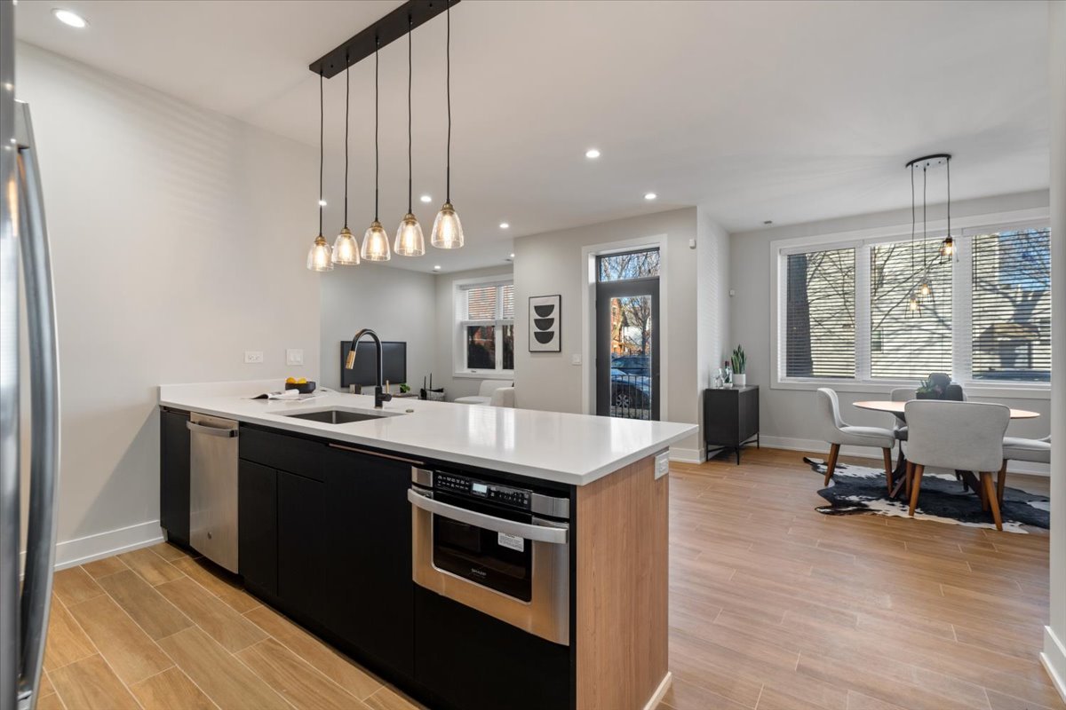 3653 W Barry Avenue 1W