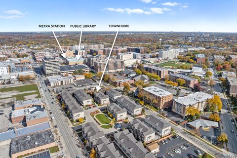 Tiny photo for 821 Lexington Circle E, Des Plaines, IL 60016 (MLS # 12513769)