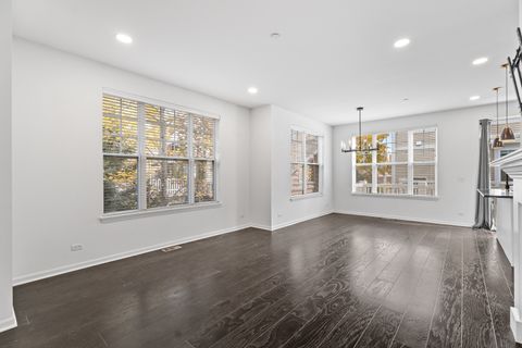 Tiny photo for 821 Lexington Circle E, Des Plaines, IL 60016 (MLS # 12513769)