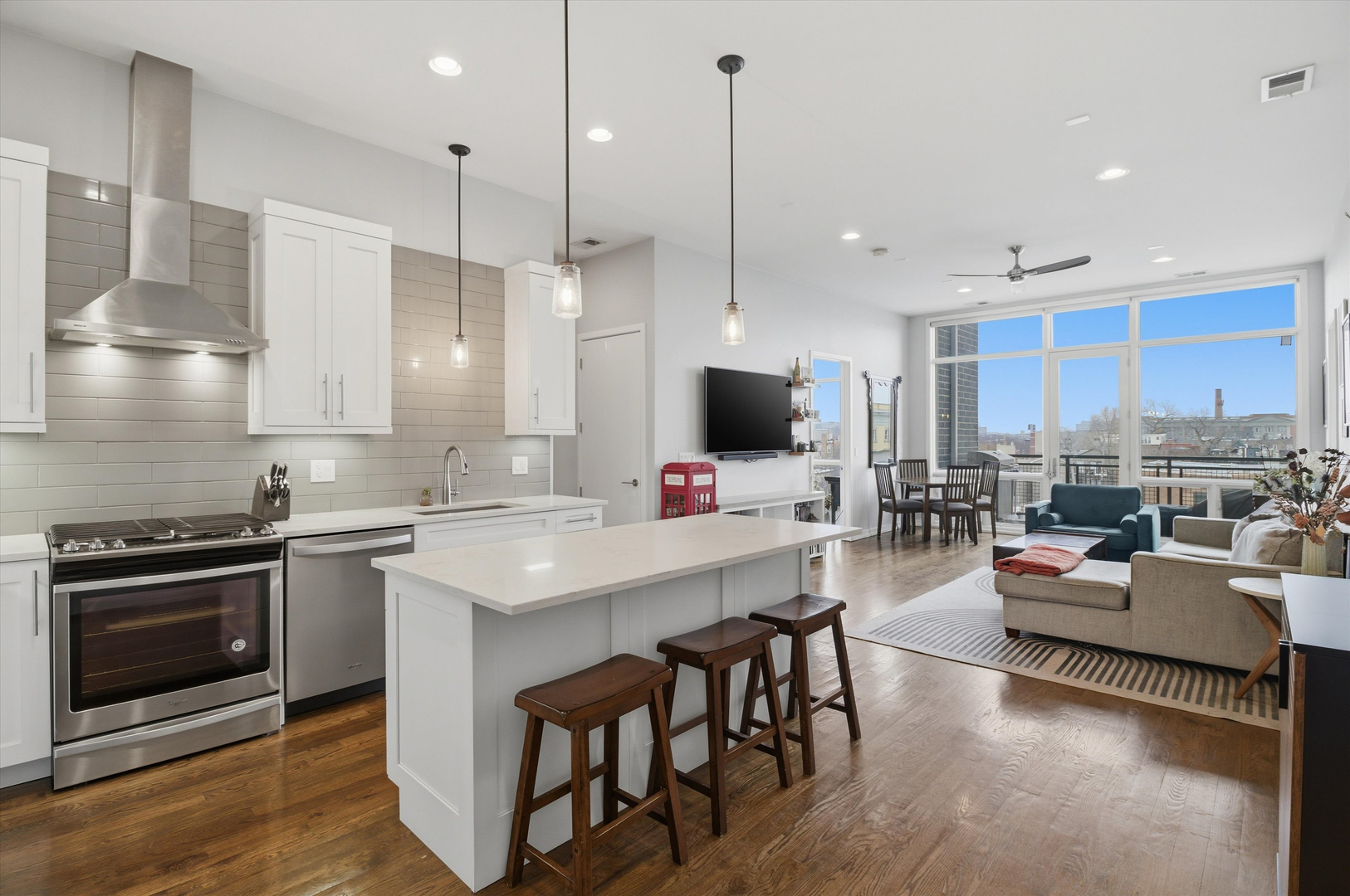 5 N Oakley Boulevard 406