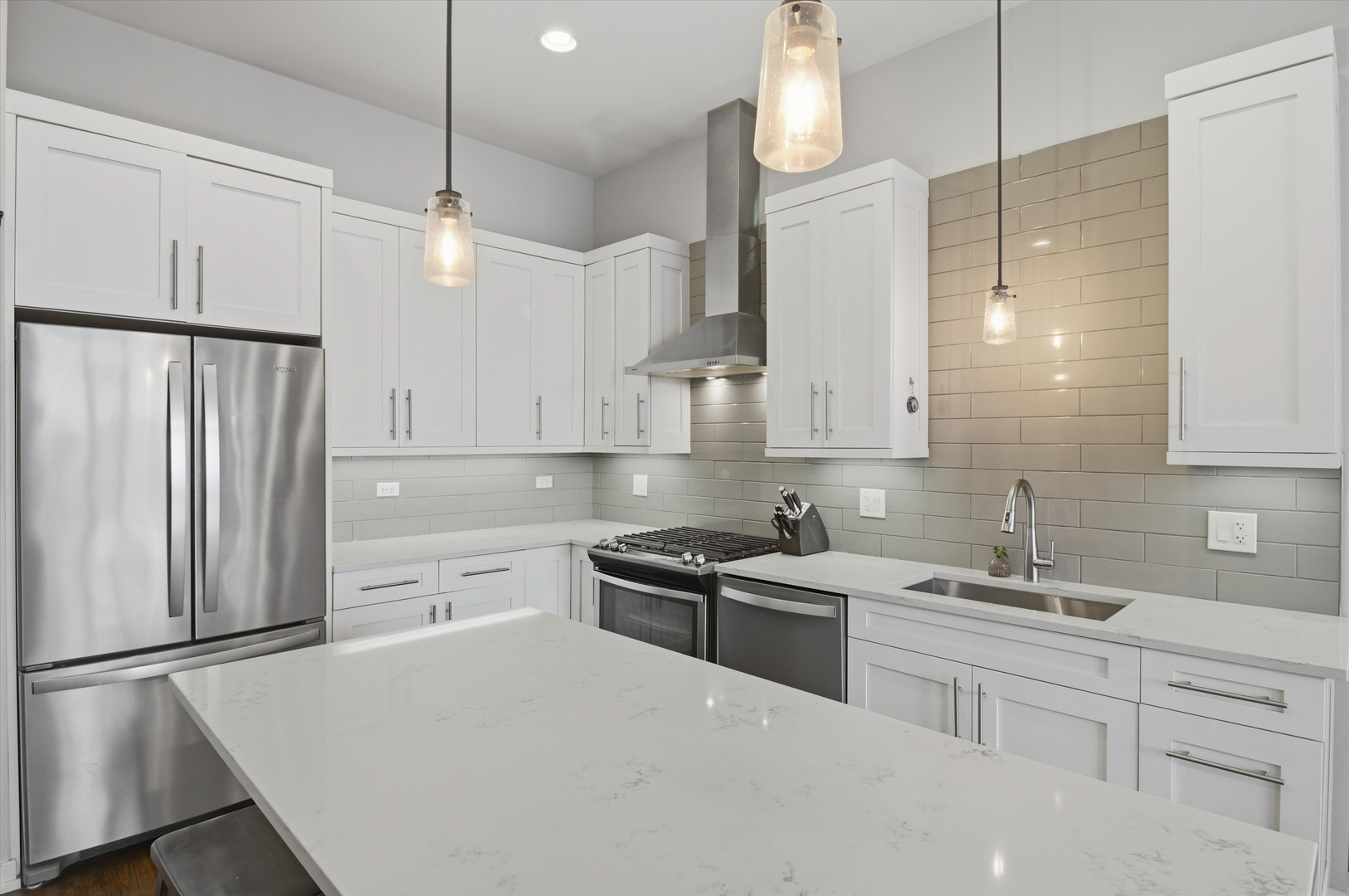 5 N Oakley Boulevard 406