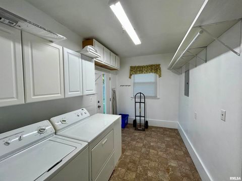 Tiny photo for 1406 W TAYLOR Drive, Carbondale, IL 62901 (MLS # EB460003)