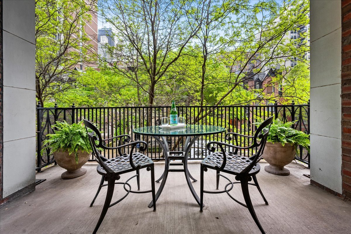 1201 N Astor Street 2W