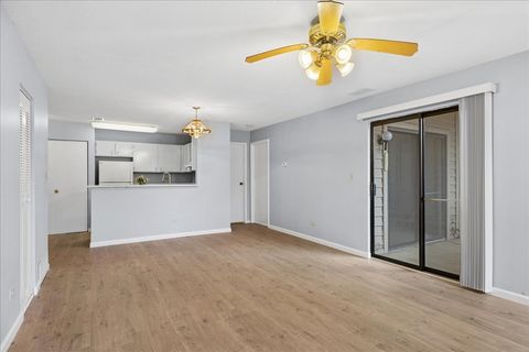 Tiny photo for 1911 N Hicks Road #103, Palatine, IL 60074 (MLS # 12585990)