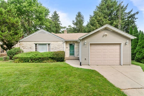 Photo of 915 W Lincoln Avenue, Belvidere, IL 61008 (MLS # 12755781)
