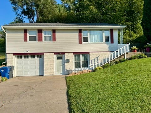 Photo of 1117 Briarcliff Lane, Clinton, IA 52732 (MLS # 12744018)