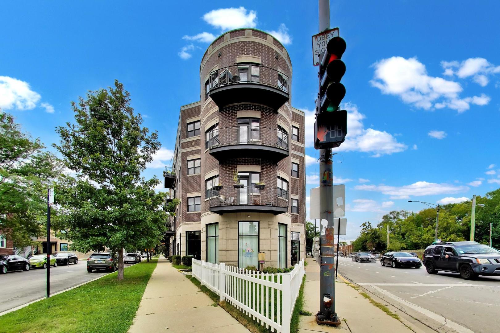 3028 W ROSCOE Street 203