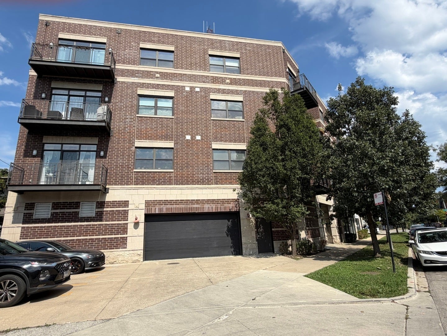 3028 W ROSCOE Street 203