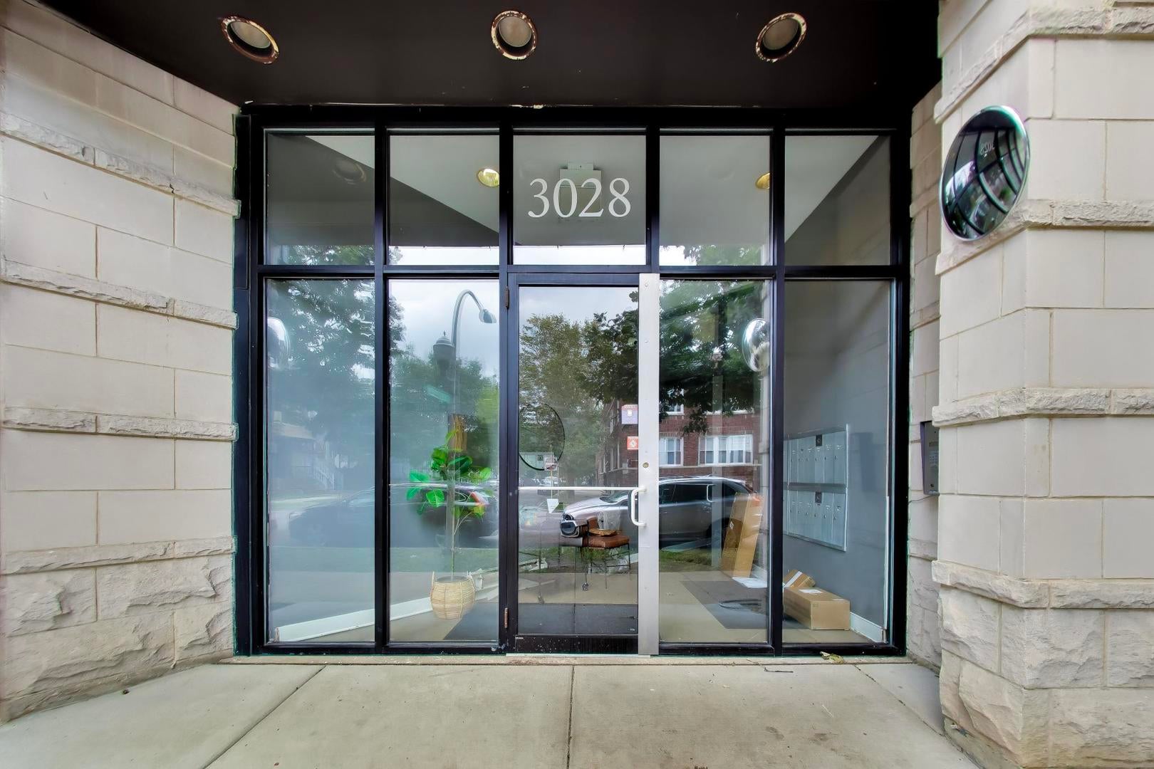 3028 W ROSCOE Street 203