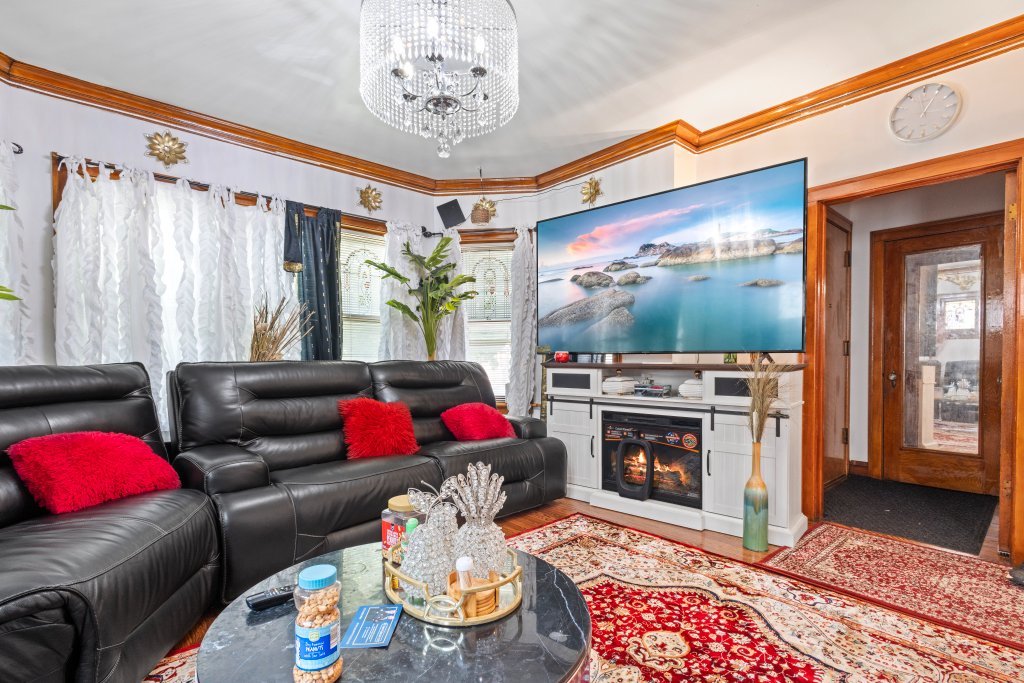 1215 S 58th Court