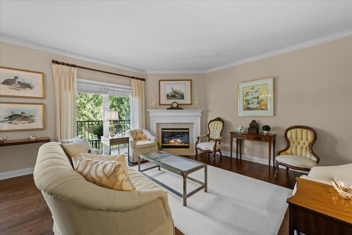153 E Laurel Avenue 202
