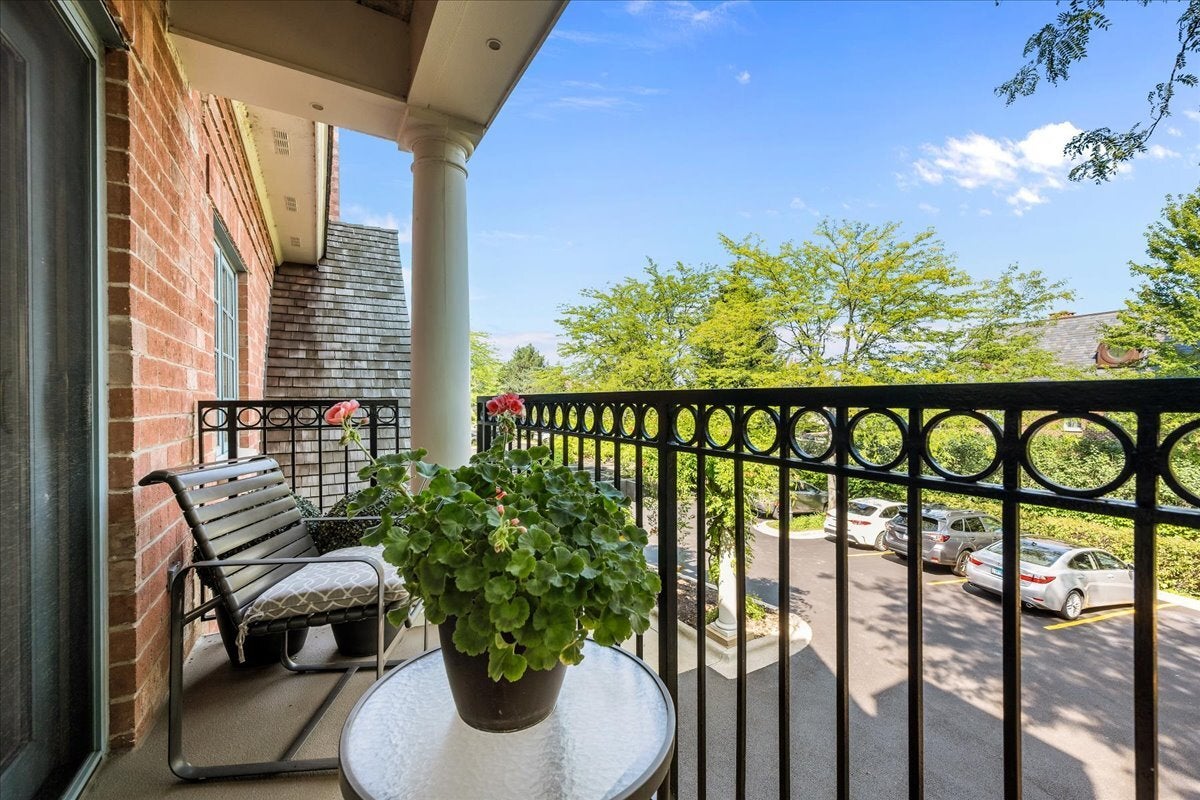 153 E Laurel Avenue 202