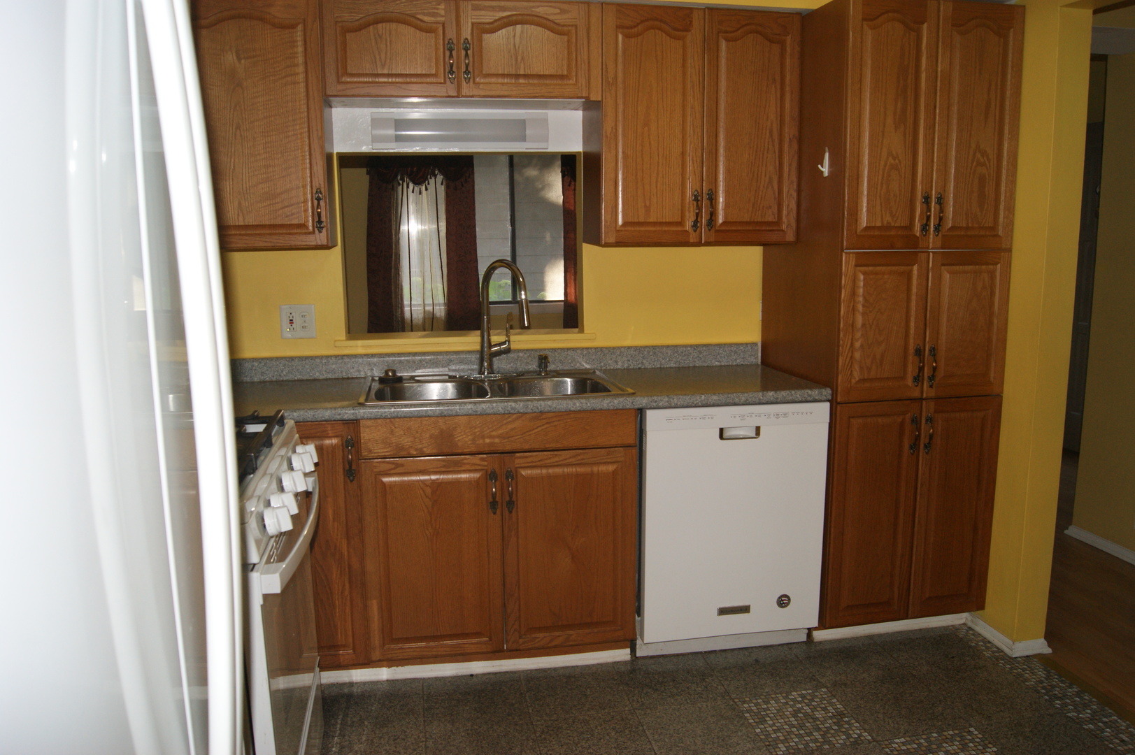 823 Gladstone Drive