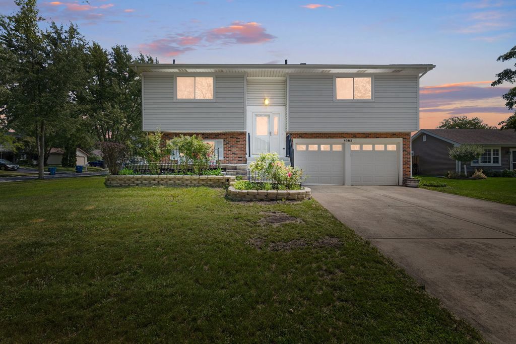 Photo for 4565 Dupont Drive, Hanover Park, IL 60133 (MLS # 12497957)