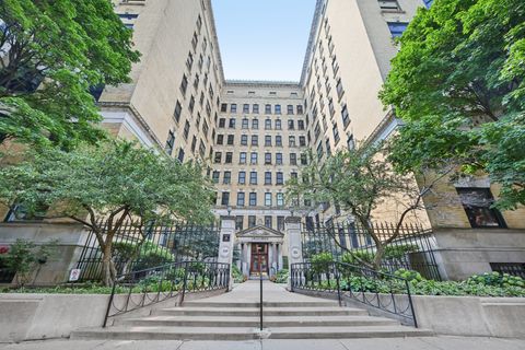 Photo of 559 W Surf Street #205, Chicago, IL 60657 (MLS # 12431838)