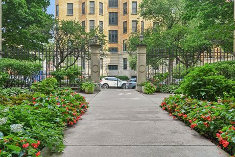 Tiny photo for 559 W Surf Street #205, Chicago, IL 60657 (MLS # 12431838)