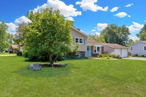 Tiny photo for 2420 SE Thornwood Drive, Lindenhurst, IL 60046 (MLS # 12702598)