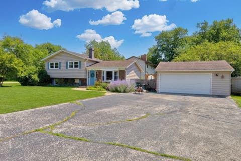 Tiny photo for 2420 SE Thornwood Drive, Lindenhurst, IL 60046 (MLS # 12702598)