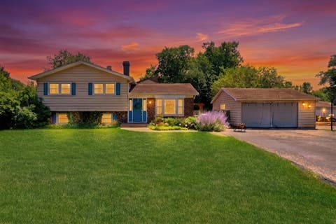 Tiny photo for 2420 SE Thornwood Drive, Lindenhurst, IL 60046 (MLS # 12702598)