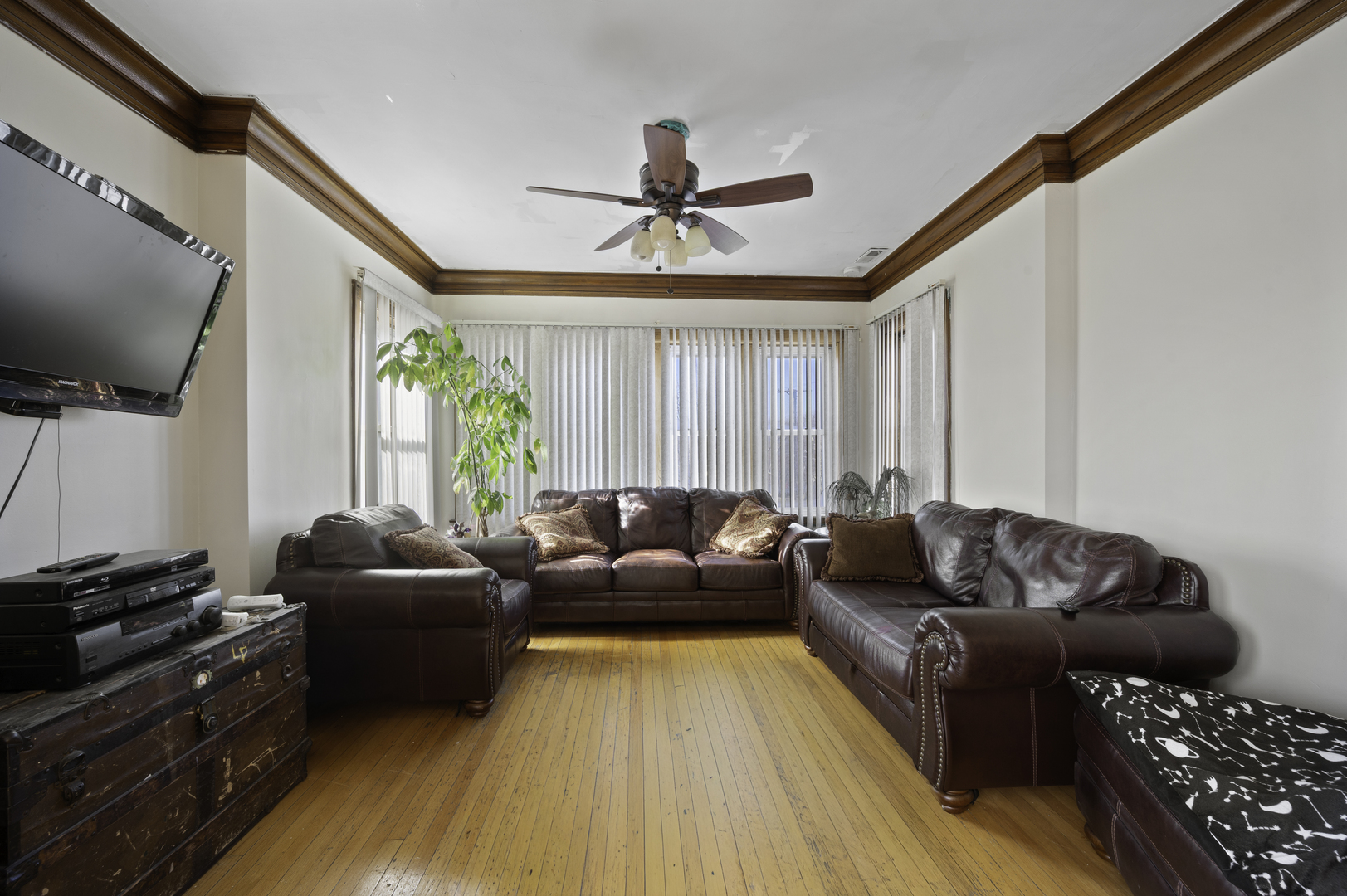 9517 S Escanaba Avenue