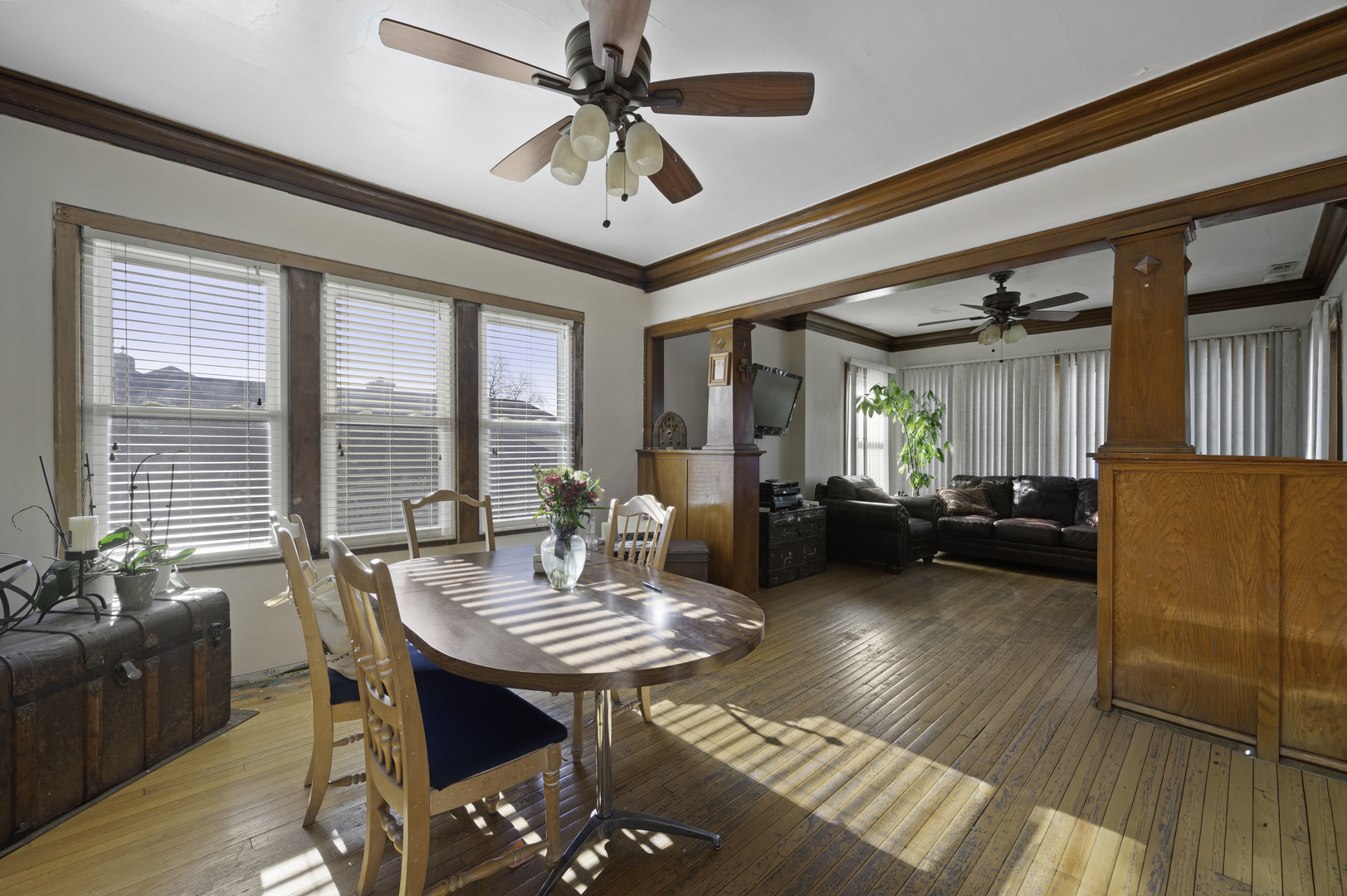 9517 S Escanaba Avenue