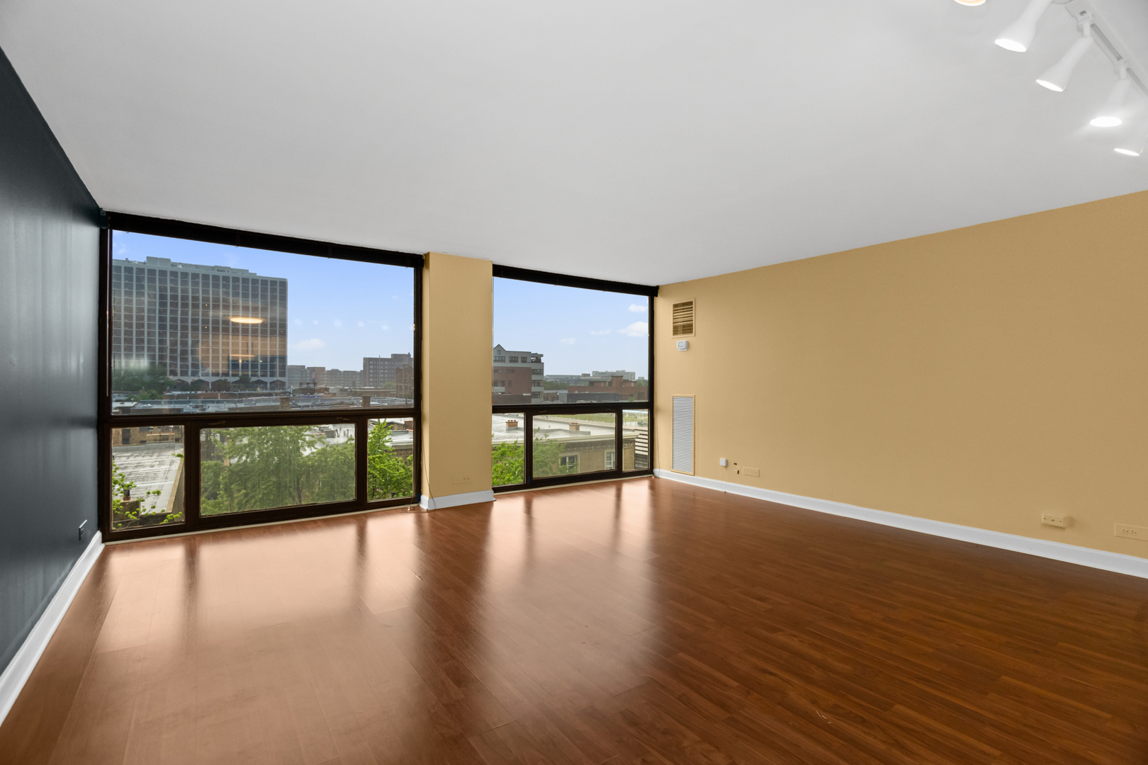 4343 N Clarendon Avenue 613
