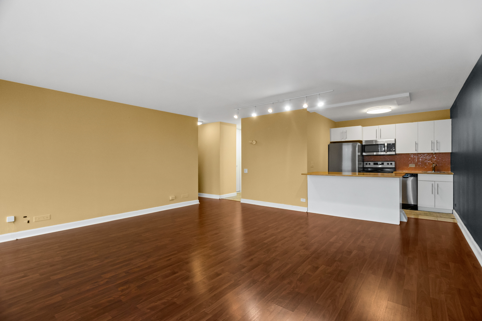 4343 N Clarendon Avenue 613