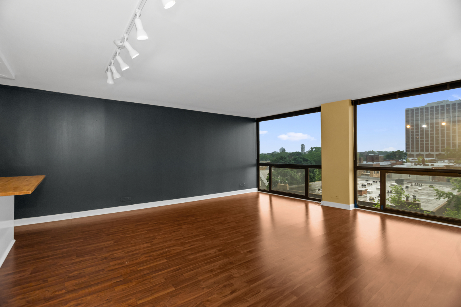 4343 N Clarendon Avenue 613