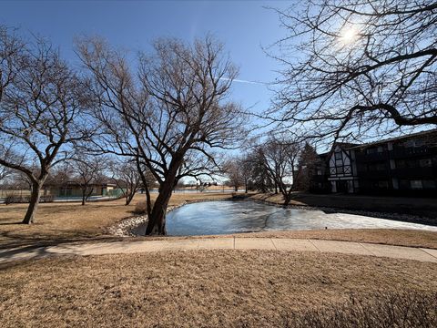 Tiny photo for 1001 Centurion Lane #1, Vernon Hills, IL 60061 (MLS # 12583587)