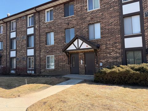 Tiny photo for 1001 Centurion Lane #1, Vernon Hills, IL 60061 (MLS # 12583587)
