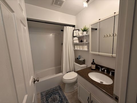 Tiny photo for 1001 Centurion Lane #1, Vernon Hills, IL 60061 (MLS # 12583587)