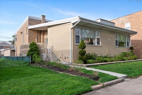Photo of 2732 W Estes Avenue, Chicago, IL 60645 (MLS # 12634826)