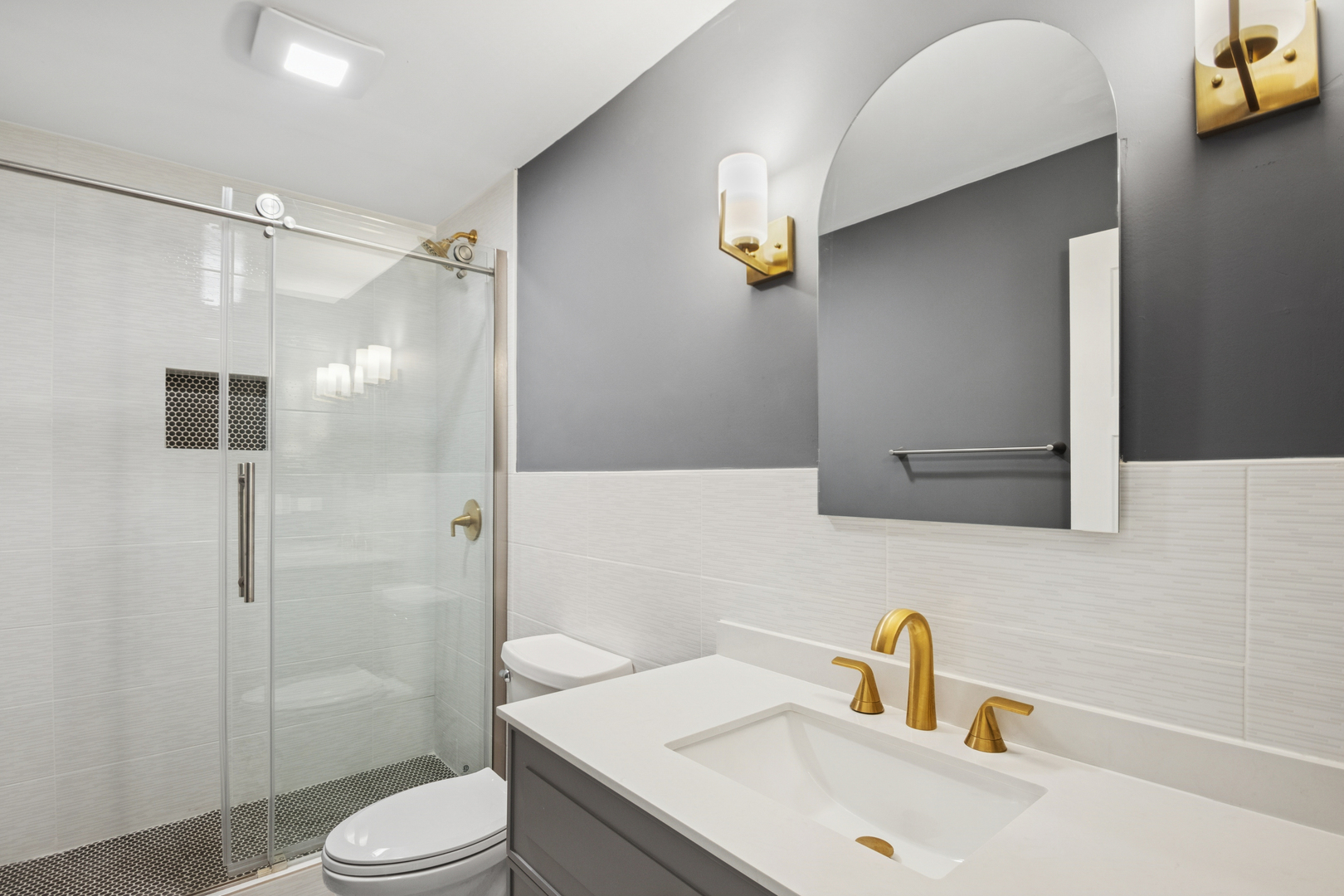 4201 N Paulina Street