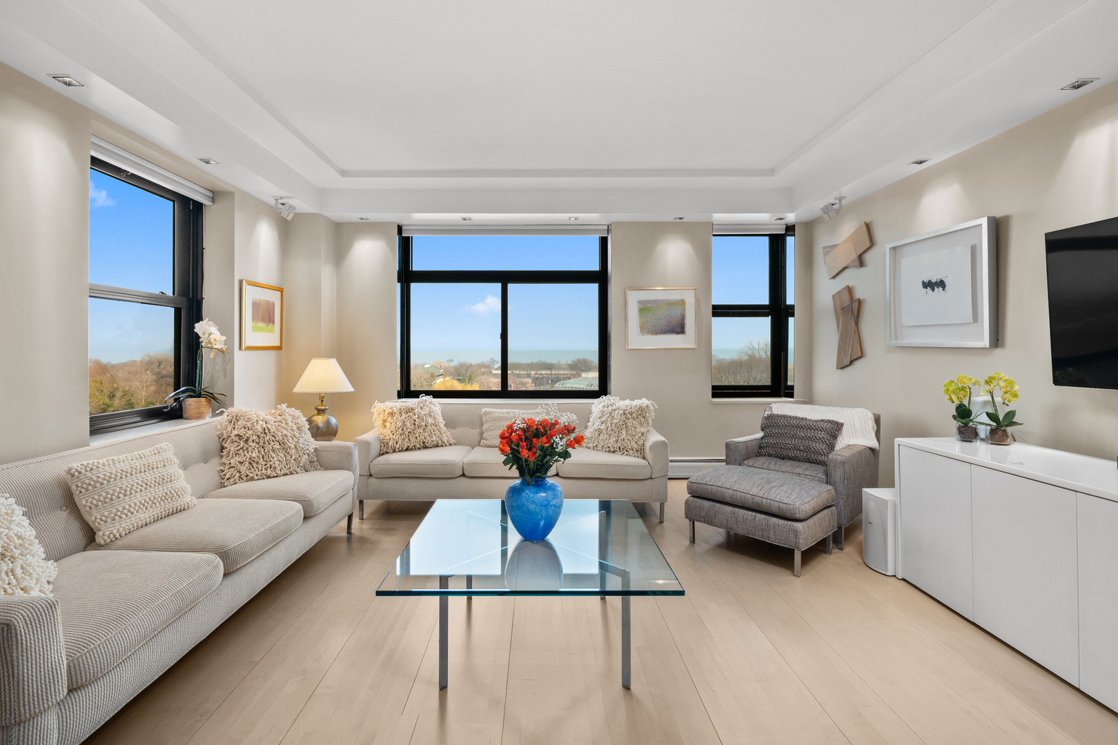 2100 N Lincoln Park West 8DN