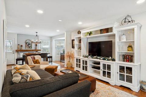 Tiny photo for 52 White Oak Circle, St. Charles, IL 60174 (MLS # 12529240)