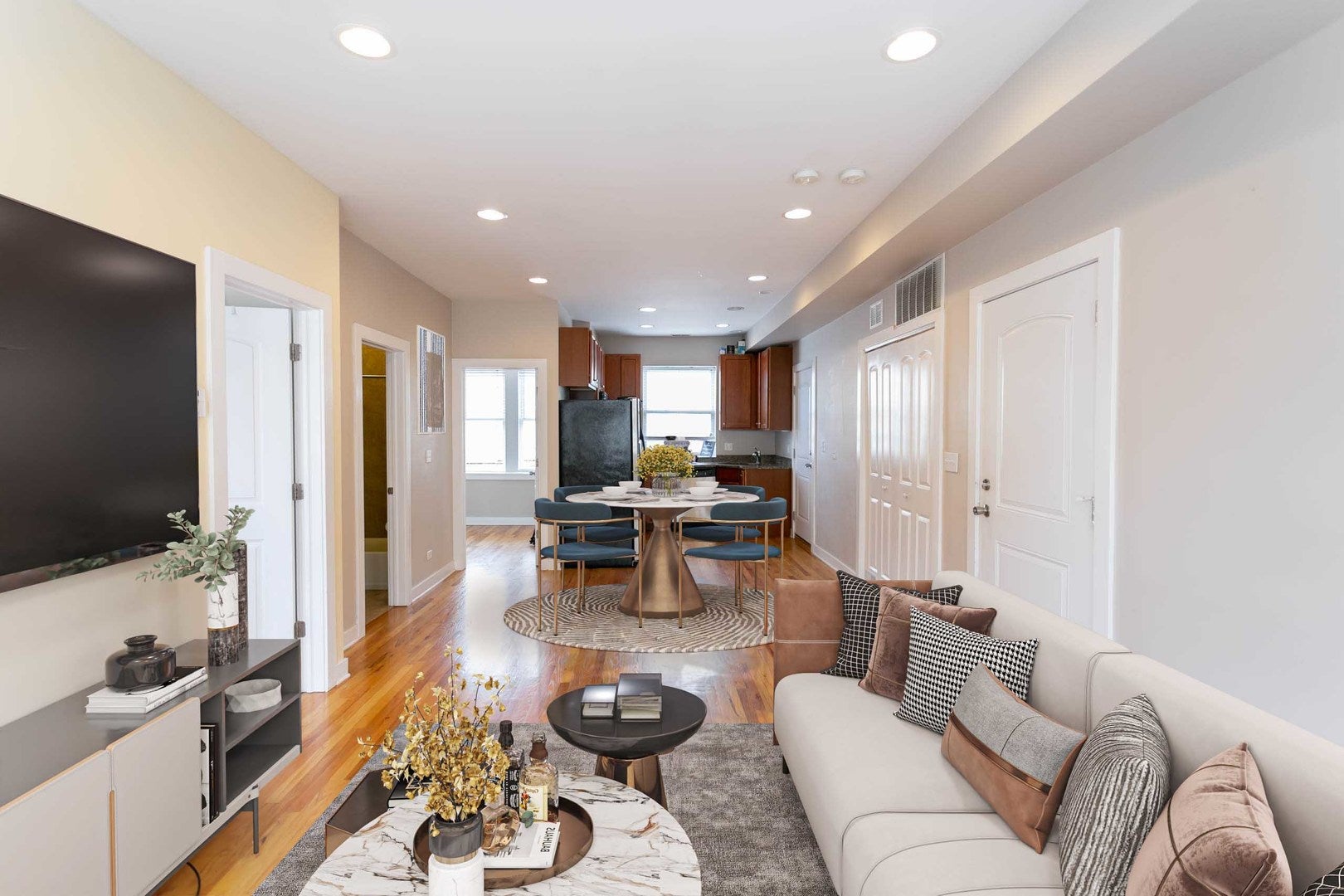 1430 N Maplewood Avenue 402