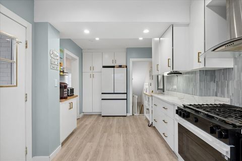 Tiny photo for 289 Oxford Road, Des Plaines, IL 60016 (MLS # 12586591)