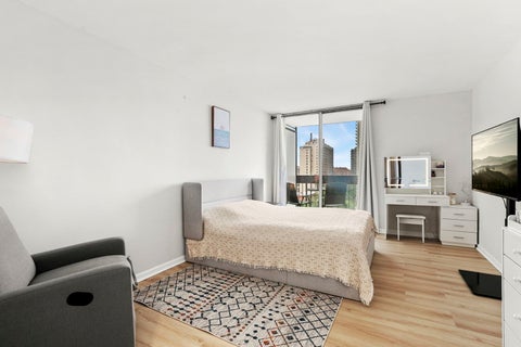Tiny photo for 5901 N Sheridan Road #13F, Chicago, IL 60660 (MLS # 12735651)