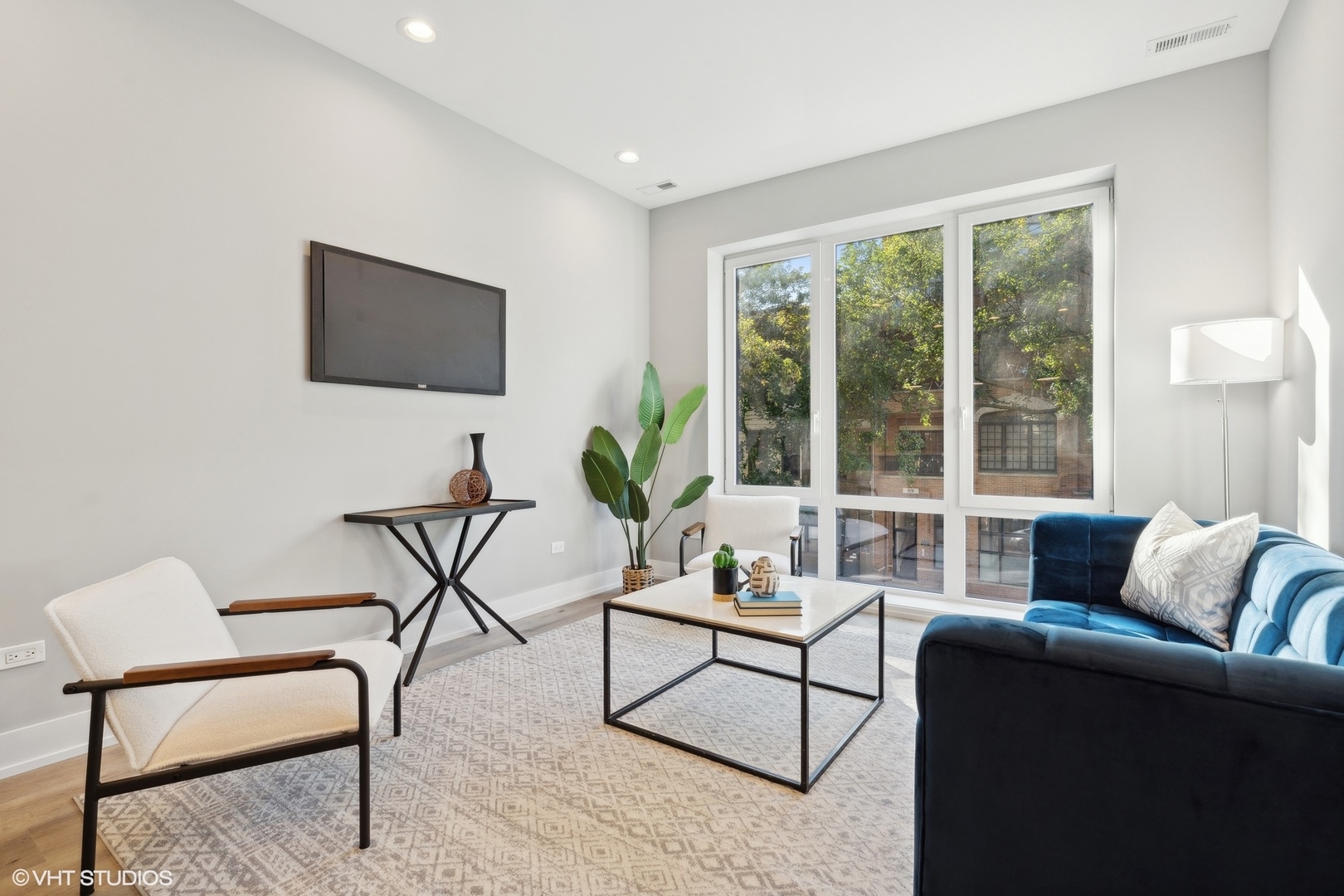 3341 N Sheffield Avenue 4N