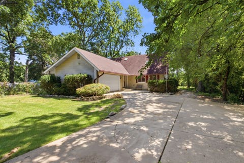 Photo of 307 W Schaumburg Road, Streamwood, IL 60107 (MLS # 12655585)