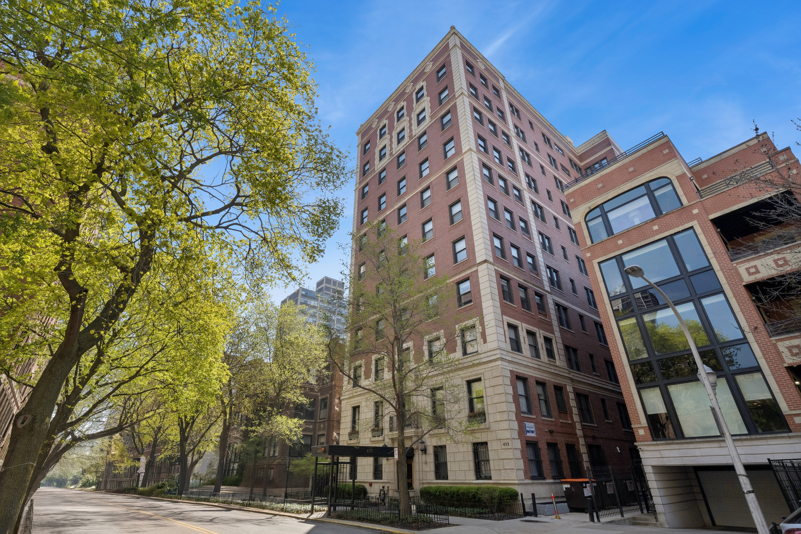433 W Briar Place 1C
