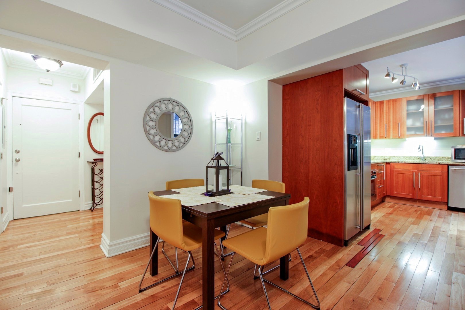 433 W Briar Place 1C