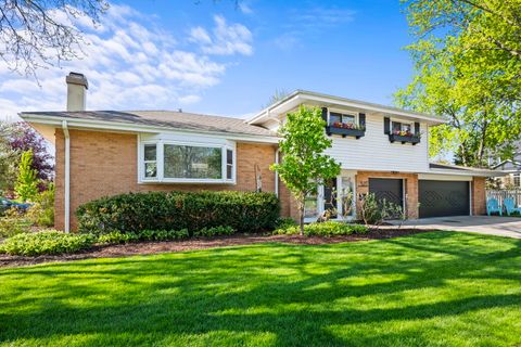 Tiny photo for 527 CUMNOR Court, Deerfield, IL 60015 (MLS # 12627625)