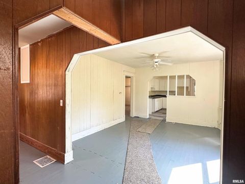 Tiny photo for 313 CASTLETON Avenue, Mt Vernon, IL 62864 (MLS # EB459803)