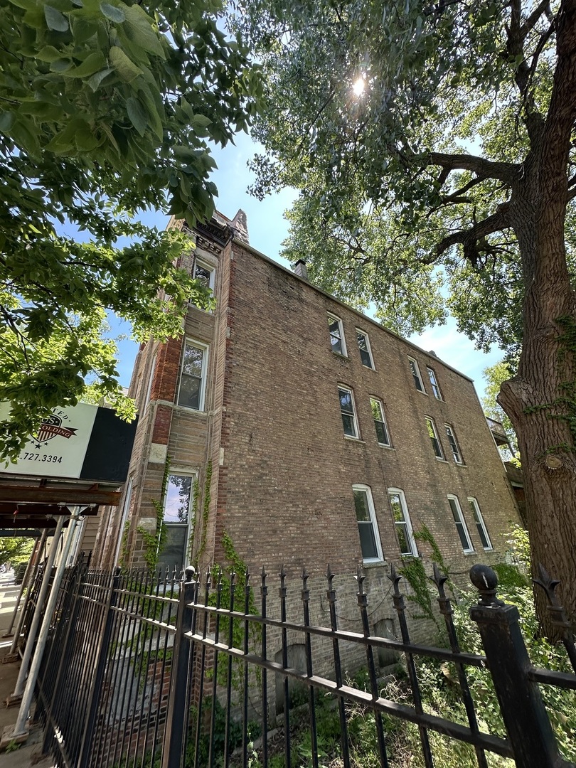 927 W Cullerton Street