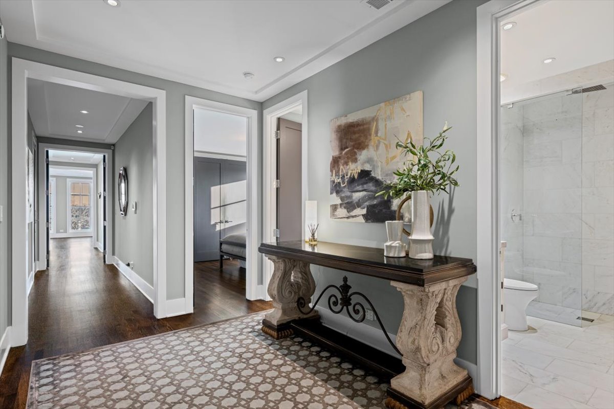 3438 N Elaine Place PH