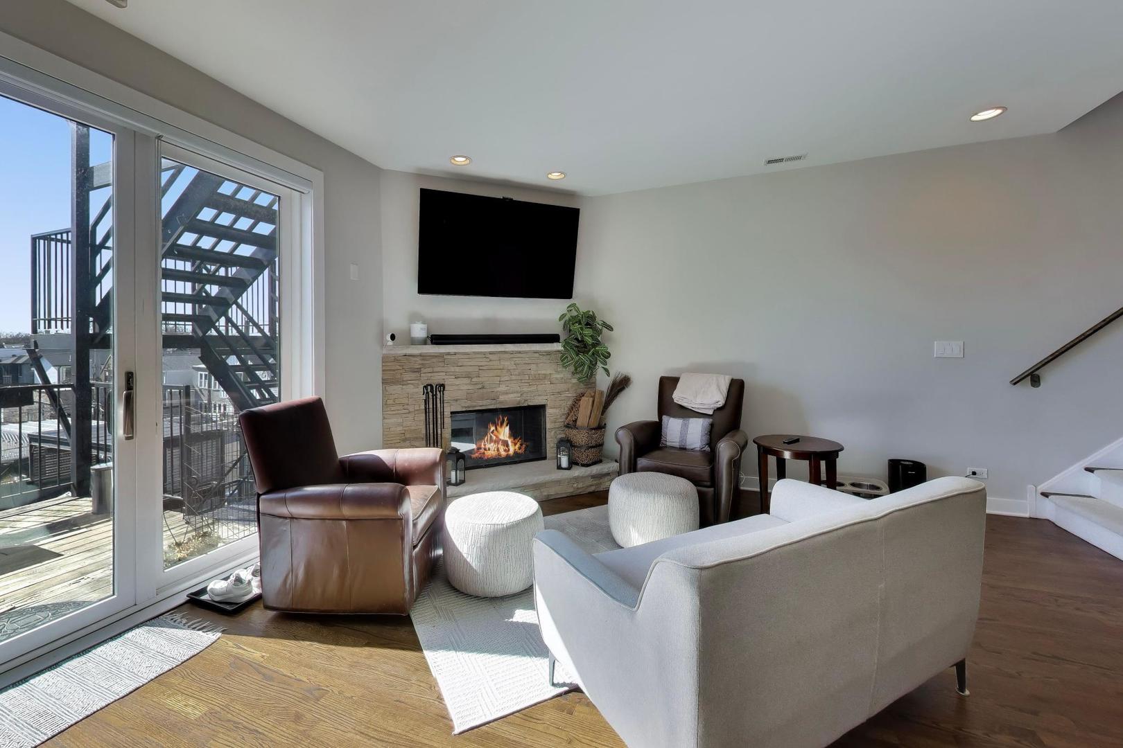 2241 W Roscoe Street 3