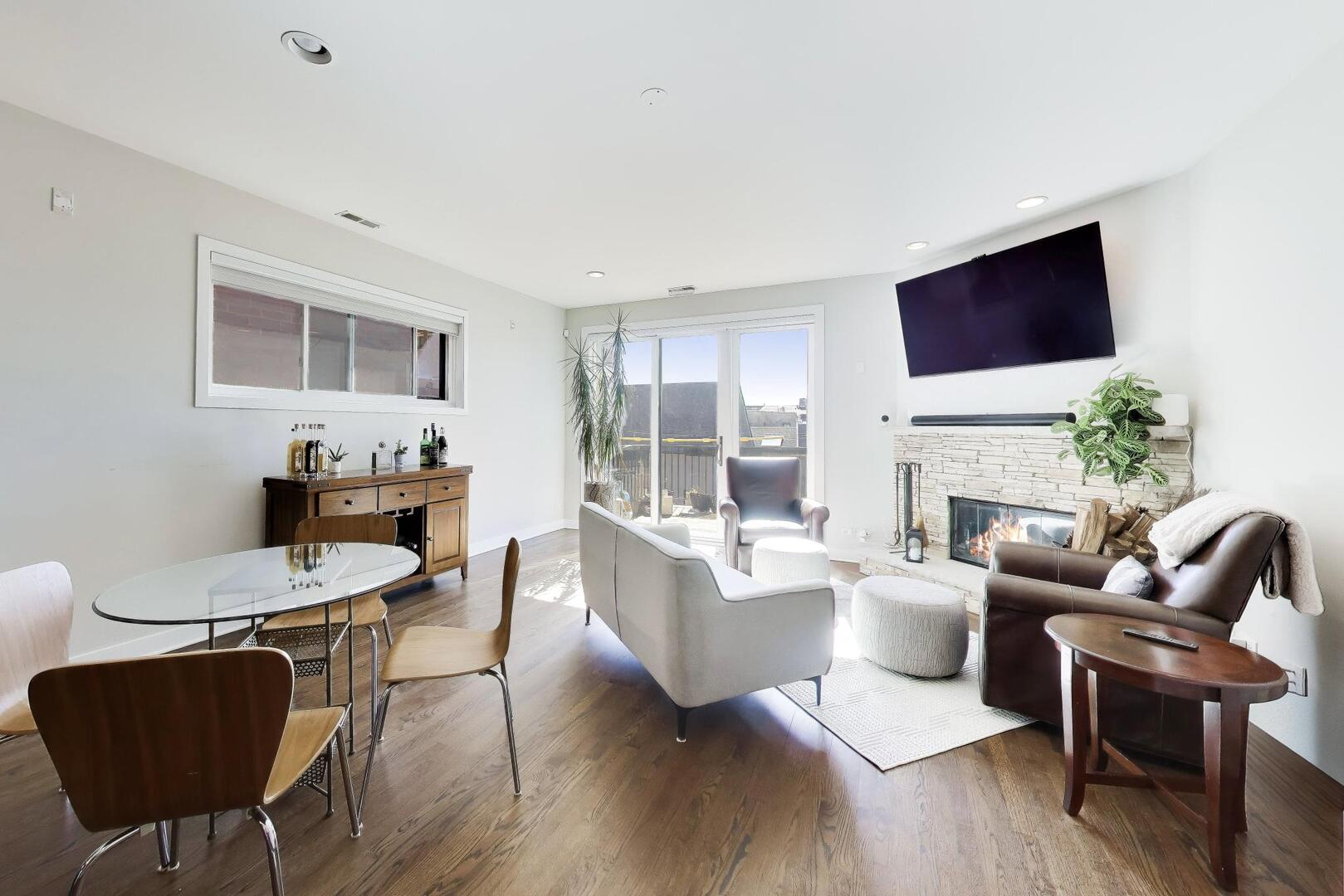 2241 W Roscoe Street 3