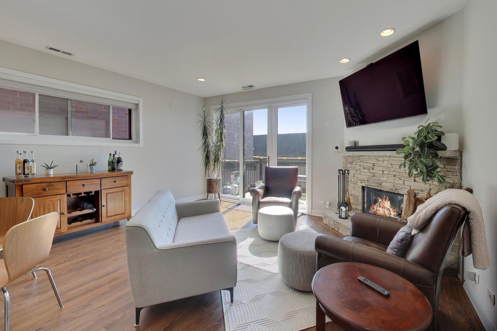 2241 W Roscoe Street 3